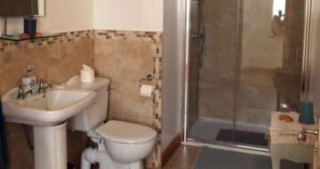 Bathroom 1 at Woodvilla Lodge